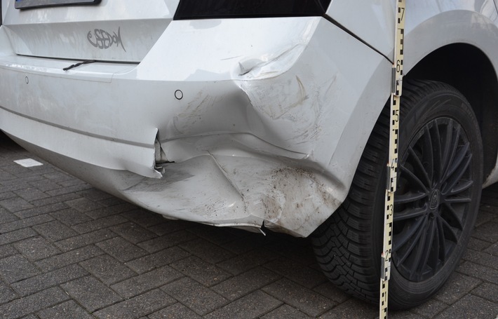 POL-HF: Unfallflucht mit hohen Sachschaden- PKW auf Parkplatz beschädigt