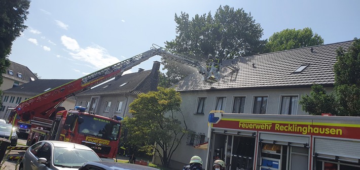 FW-RE: Dachstuhlbrand - keine verletzten Personen