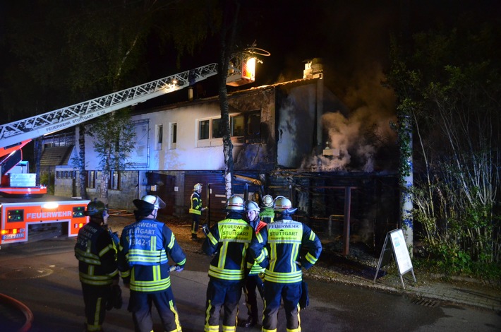 FW Stuttgart: Feuer in einer Gaststätte /Mehrere Anrufer melden Feuerschein /Feuer im Außenbereich droht überzugreifen