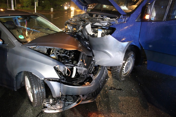 POL-HA: Frontalzusammenstoß auf Hasper Kreuzung - Zwei Autofahrer leicht verletzt