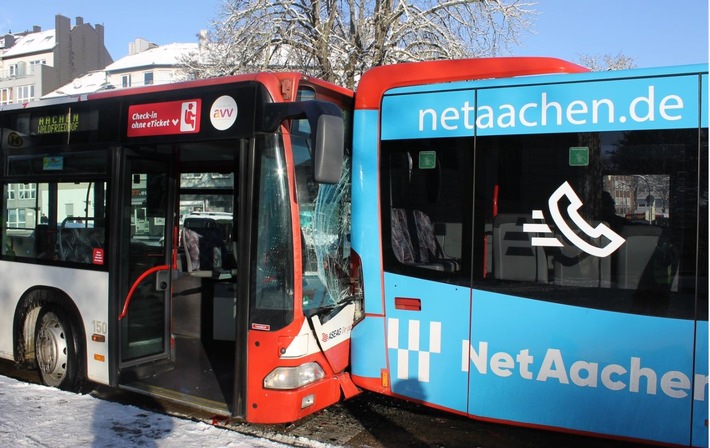 POL-AC: Auffahrunfall mit zwei Linienbussen auf winterglatte Busspur - insgesamt 11 Personen verletzt - beide Busse nicht mehr fahrbereit