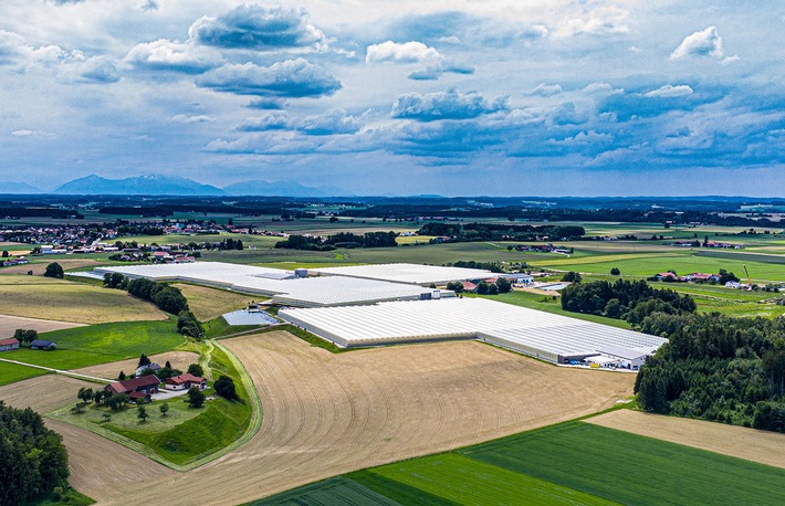 BIOhof Kirchweidach weiht zukunftsweisendes Gewächshaus ein / CO2-freie Produktion durch einzigartiges Energiekonzept