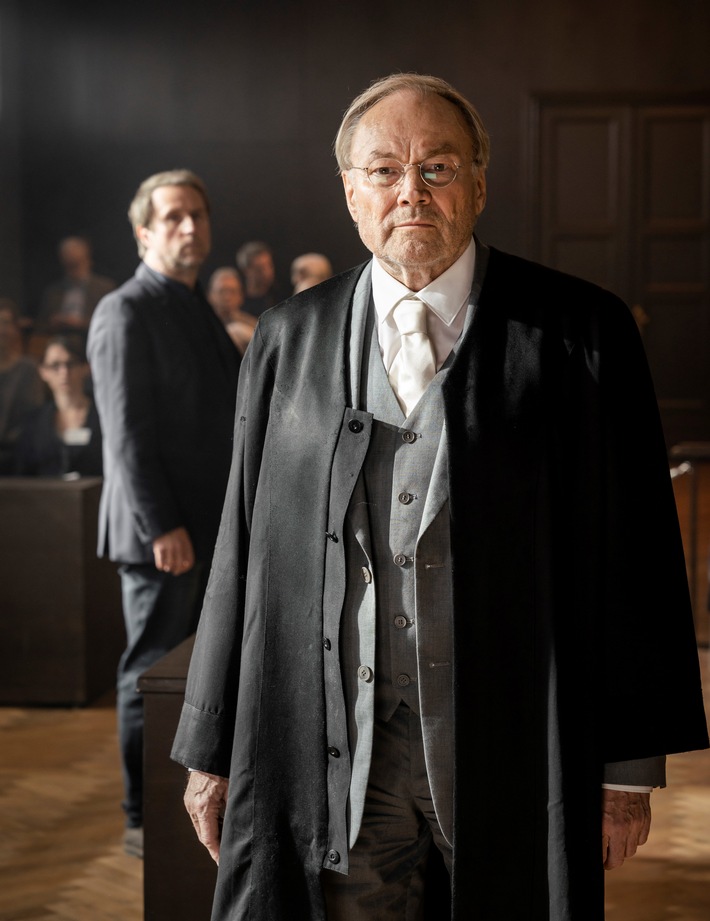 MOOVIE verfilmt "Der Feind - Recht oder Gerechtigkeit nach Ferdinand von Schirach" (AT) - das Fernsehevent der ARD / Mit Klaus Maria Brandauer und Bjarne Mädel in den Hauptrollen