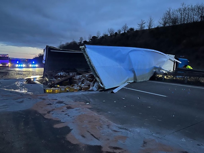 API-TH: LKW liegt auf der Mittelleitplanke