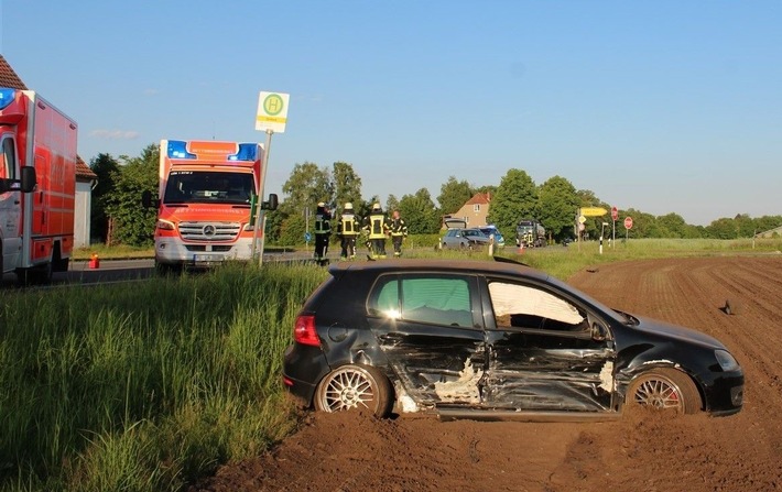 POL-MI: Nach Unfall: Auto schleudert auf Feld