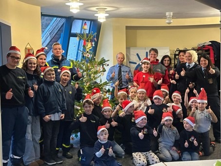 POL-PDMY: Aktion: "Helfende Hände schlägt man nicht"! Weihnachtsbaumschmückaktion bei der Polizei Cochem - einmal anders