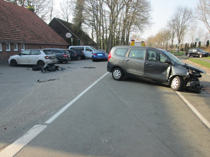 POL-OL: +++Verkehrsunfall mit sechs beteiligten Fahrzeugen, drei Verletzten und hohem Sachschaden+++