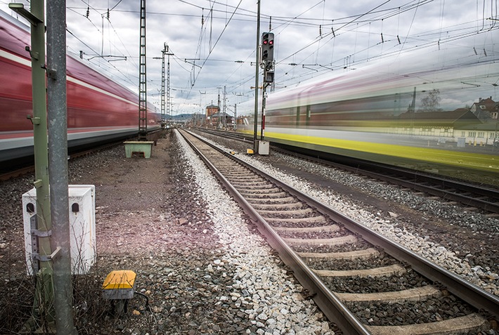 BPOL NRW: Bundespolizei warnt vor gefährlichem Überschreiten der Bahngleise - Hier droht Lebensgefahr!