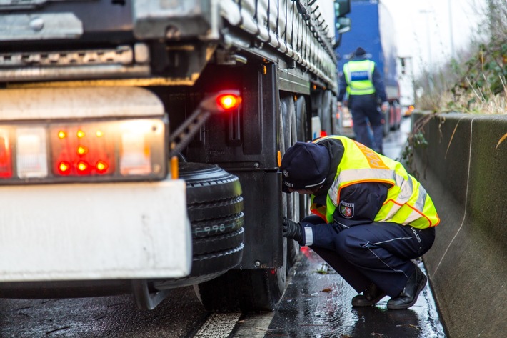 POL-BI: Defekte Fahrzeugtechnik und ungesicherte Putzmittel