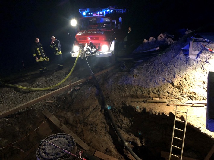 FW Borgentreich: Feuerwehr Borgentreich unterstützt bei der Wasserversorgung in Stadtgebiet Borgentreich