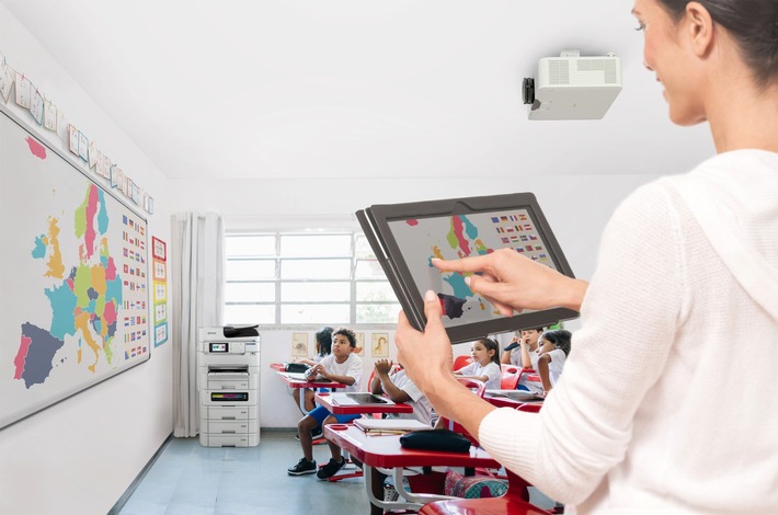 Epson Studie: Statt Frontalunterricht - Lehrkräfte für mehr Lernbegleitung im Klassenzimmer