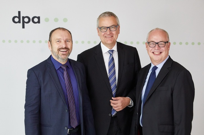 dpa-Gruppe steigert ihren Umsatz im Geschäftsjahr 2017 auf 136,7 Millionen Euro / Peter Kropsch (Vorsitzender der Geschäftsführung), David Brandstätter (Vorsitzender des Aufsichtsrates) und Sven Gösmann (Chefredakteur) (vlnr), Deutsche Presse-Agentur dpa, 69. Gesellschafterversammlung. Die dpa-Unternehmensgruppe schließt das Geschäftsjahr 2017 mit einem erneuten Umsatzwachstum ab. So konnte der Konzern um die Deutsche Presse-Agentur einen Gesamtumsatz von 136,7 Millionen Euro erwirtschaften. Im Vorjahr waren es 136,2 Millionen Euro. Weiterer Text über ots und www.presseportal.de/nr/8218 / Die Verwendung dieses Bildes ist für redaktionelle Zwecke honorarfrei. Veröffentlichung bitte unter Quellenangabe: "obs/dpa Deutsche Presse-Agentur GmbH/Georg Wendt"