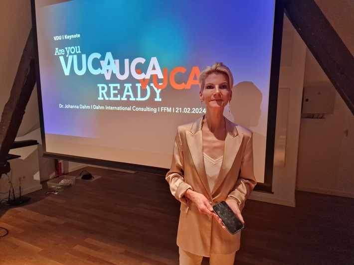 Presse-Meldung I Dahm International Consulting I Entscheidungsexpertin Dr. Johanna Dahm auf VDU-Event: Sind Sie VUKA-ready?