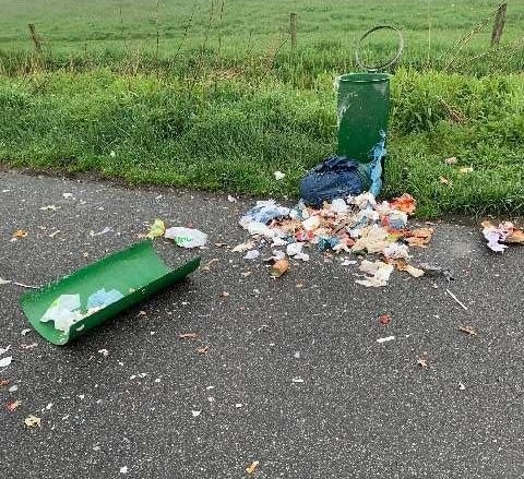 POL-WHV: Unbekannte zerstören Mülleimer und verteilen Unrat über Parkplatz in Jever - Polizei sucht Zeugen