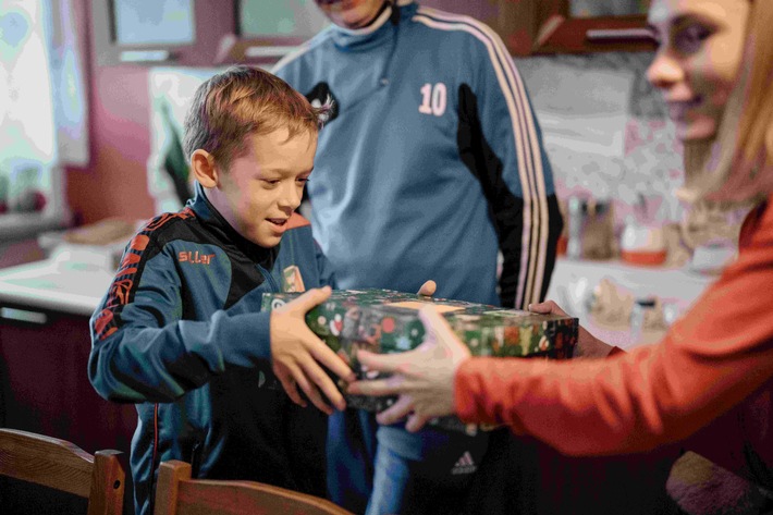 389.331 bedürftige Kinder freuen sich über Schuhkartongeschenke / "Weihnachten im Schuhkarton" auch in Zeiten von Corona beliebt