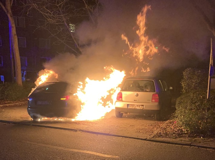 POL-STD: Unbekannte stecken Autos in Brand - zwei Fahrzeuge total beschädigt - Polizei sucht Zeugen, Einbrecher in Ahlerstedter Hofbäckerei