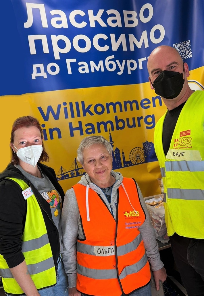 220525_ASB-Ehrenamtliche_Nici_Olga_und_Dave_im_Einsatz_am_Hauptbahnhof_Foto_ASB_Hamburg.jpg