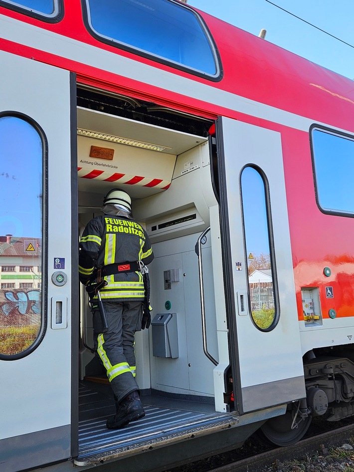 FW-Radolfzell: Rauchentwicklung im Führerstand eines Zuges
