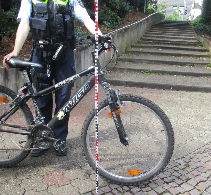 POL-RBK: Bergisch Gladbach - Junge stürzt bei Treppenabfahrt