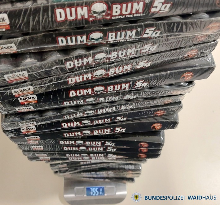 Bundespolizeidirektion München: 18 Kilogramm verbotene Pyrotechnik landen am Wochenende in der Asservatenkammer Bundespolizei Waidhaus stellt zahlreiche Verstöße gegen das Sprengstoffgesetz fest