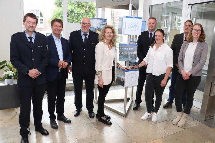 POL-HX: Den inneren Kompass auch in Grenzsituationen nicht verlieren / Ausstellung im Kreishaus Höxter gibt Einblicke in die Wertearbeit der Polizei NRW