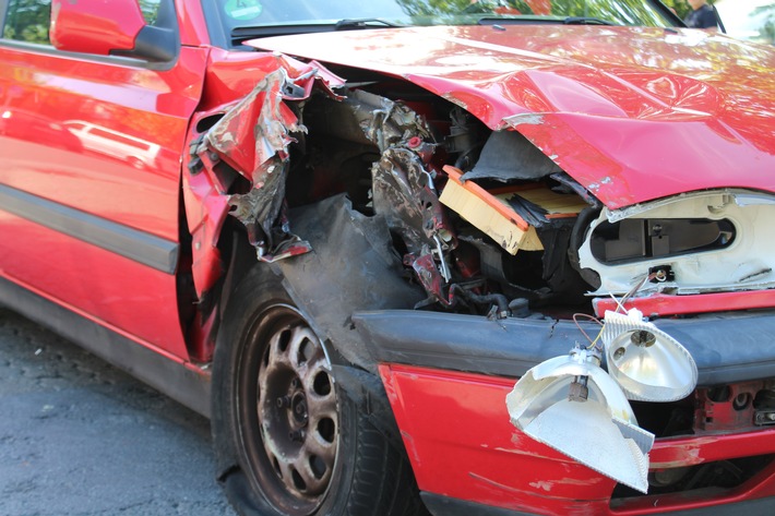 POL-DU: Neudorf: Unfall mit gestohlenem Auto verursacht und dann vor Polizei weggerannt