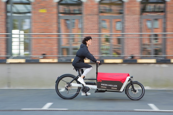 Riese & Müller 2017: Jede Menge Reichweite und ein neues E-Cargo-Bike / Die nahe Zukunft reicht doppelt so weit / Riese & Müller Packster nuvinci, E-Cargobike, Lastenrad, Transportrad, Bosch E-Bike-Systems, Dual Battery System, 1000Wh, große Ladefläche, hohe Zuladung, Kindertransport, Lastentransport. Weiterer Text über ots und www.presseportal.de/nr/78177 / Die Verwendung dieses Bildes ist für redaktionelle Zwecke honorarfrei. Veröffentlichung bitte unter Quellenangabe: "obs/Kay Tkatzik/Riese & Müller GmbH"