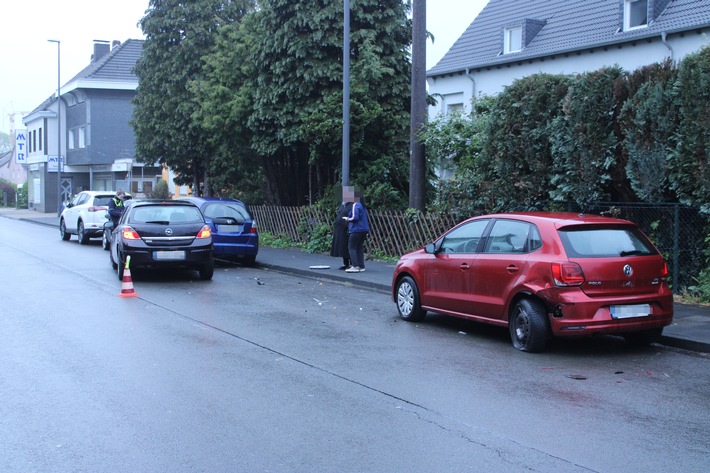 POL-RBK: Burscheid - Opel-Fahrerin touchiert mehrere geparkte Pkw