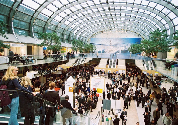 Erneut Besucher-Rekord für MEDICA in Düsseldorf: Weltgrößte Medizinmesse belebt den Markt