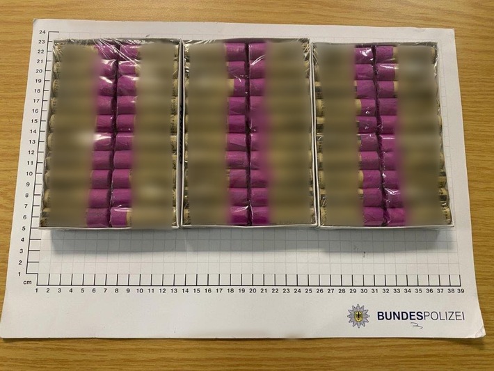 BPOL NRW: Bundespolizei beschlagnahmt 60 Böller von 12-Jährigem