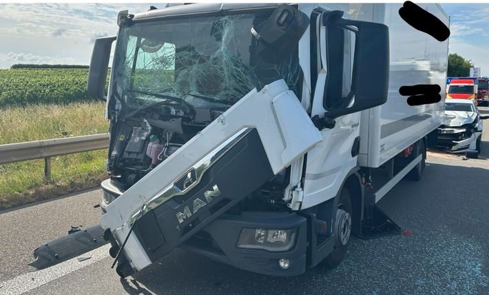 POL-PDLD: A65/AS LD-Zentrum - Schwerer Verkehrsunfall nach Ablenkung durch Smartphone