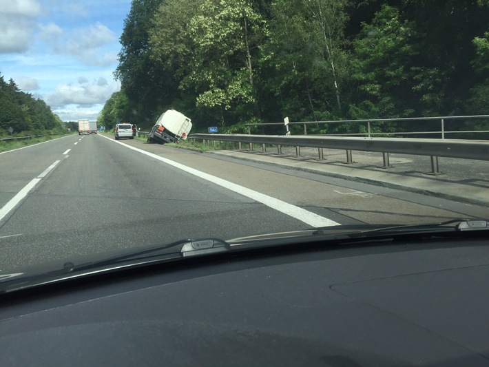 POL-PDLD: Verkehrsunfall mit umgekipptem Tanklaster