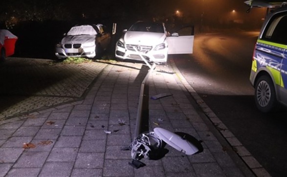 POL-ME: Straßenlaterne mit Mercedes umgefahren: 43-Jähriger verursacht Schaden in Höhe von 20.000 Euro - Monheim am Rhein - 2312002