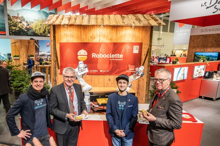 «Grüezi Berlin» – der erste Käse-Servier-Roboter begeistert Gäste