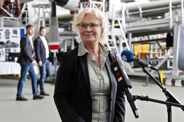 Verteidigungsministerin Christine Lambrecht besucht am 21.07.2022 das Wehrwissenschaftliche Institut für Werks- und Betriebsstoffe in Erding