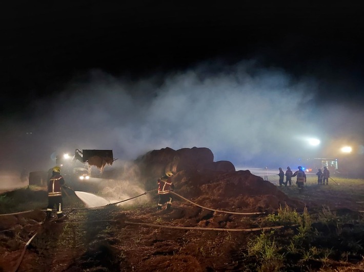 FW Reichenau: Pressemitteilung - 26.07.2024 - Reichenau-Mittelzell Brennende Riedballen gelöscht Mehrstündiger Einsatz der Feuerwehr Reichenau