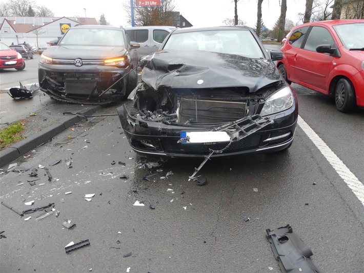 POL-GM: Zwei Verletzte nach Verkehrsunfall