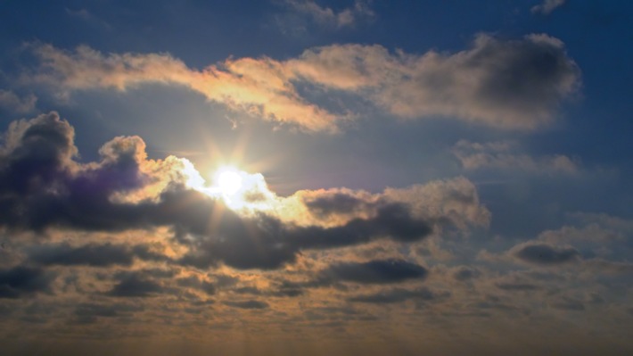 "Leschs Kosmos" über die "Supermacht Wetter" / ZDF-Wissenschaftsmagazin beleuchtet Einfluss des Naturphänomens auf den Menschen (FOTO)