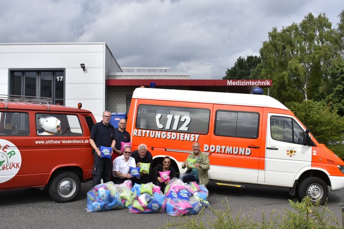 FW-DO: 180 Kinderglück-Kissen an den Dortmunder Rettungsdienst übergeben