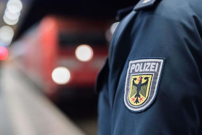 Bundespolizeidirektion München: In Zugtoilette versteckt / Bundespolizei nimmt Somalier fest