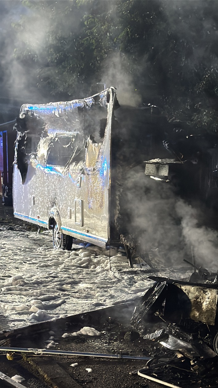 POL-MK: Brandstiftung auf Wohnwagen-Stellplatz