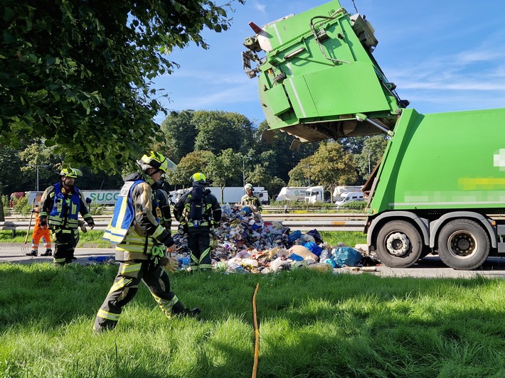 FW Hünxe: Rauchentwicklung aus der Ladung eines Entsorgungsfahrzeugs