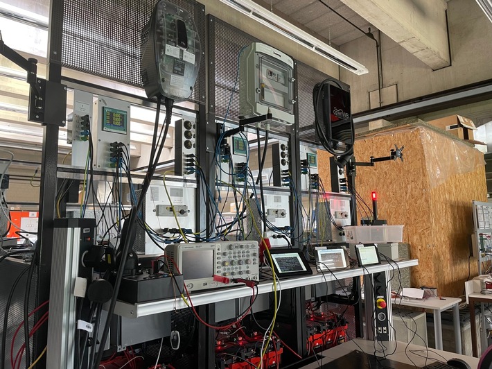 E-Autos netzdienlich im Schwarm laden