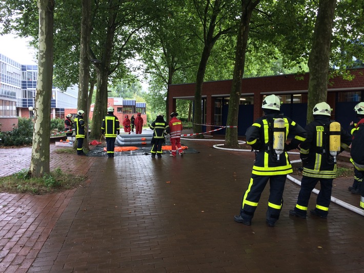 FW-Dorsten: Austritt von Chlorgas im Hallenbad am Wulfener Markt sorgte für aufwendigen Einsatz der Feuerwehr