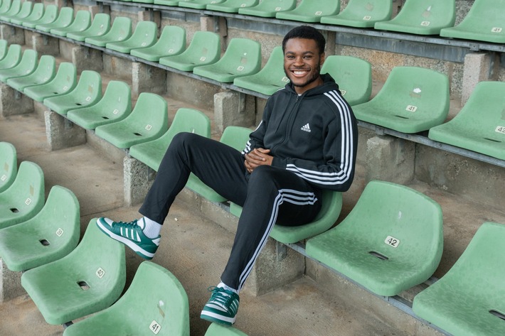 Karrierestart dank DEICHMANN-Schuhen – Ridle Baku blickt in der neuen Sport-Kampagne von DEICHMANN in Kooperation mit Adidas auf die Anfänge seiner Fußball-Karriere zurück
