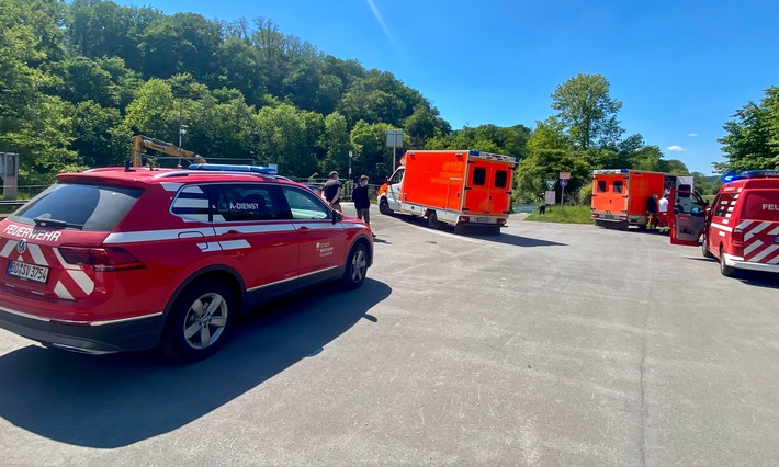 FW-BO: Kanu mit zwei Personen kentert auf der Ruhr - Großeinsatz für Feuerwehr und DLRG