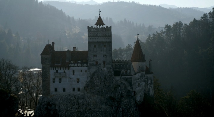 Voodoo-Zauber oder Sinnestäuschung: National Geographic präsentiert neue Serie "Auf den Spuren verfluchter Orte" ab 13. Dezember