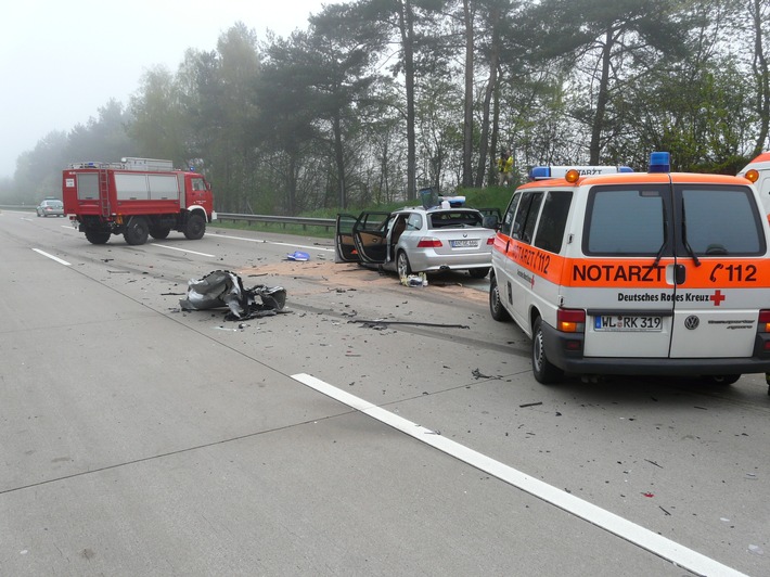 POL-WL: Pkw fährt unter Lkw, Beifahrerin tödlich verletzt