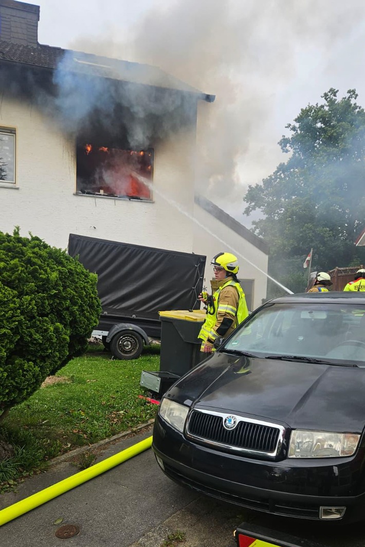 FW Menden: Zimmerbrand in einem Mehrfamilienhaus