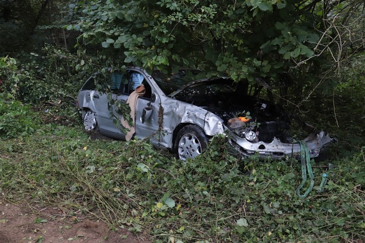 POL-HX: Mercedes überschlägt sich und landet im Gebüsch